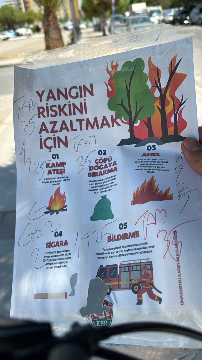ata6parmak's tweet photo. belki bir kisiye belki bin kisiye ulasicakti ama bunun bile ustunu karalayıp yırtmaya calismislar :) https://t.co/udg6Br2uHL