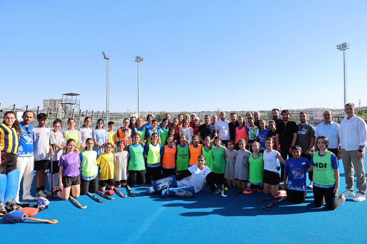 Gaziantep Milletvekilimiz Bünyamin Bozgeyik ve Gaziantep Büyükşehir Belediye Başkanı Fatma Şahin, Gaziantep'te bulunan hokey sahamızı ziyaret ederek sporcularımızla hokey oynadılar 🏑🇹🇷