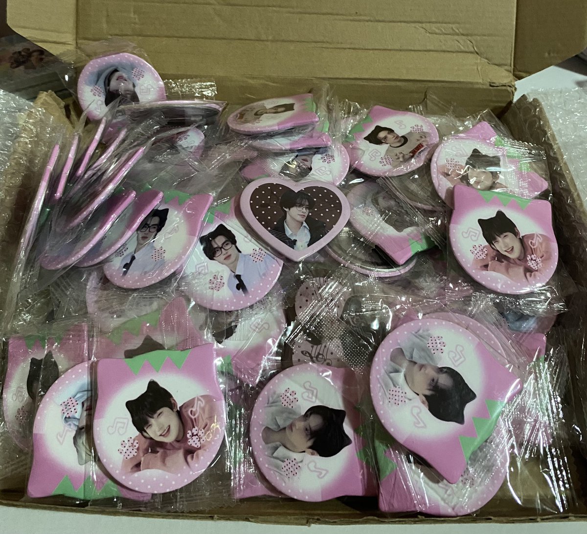 vjscart's tweet photo. ꒰#vjsupdates꒱
Enhypen Cards & Button Pins
— arrived at ph add!! will send isf notice later! Also, apologies for the delays it was only shipped by the seller last week https://t.co/sQ78uU6YBV