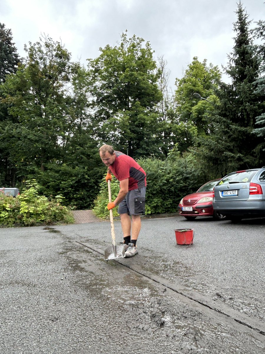 Rožnov pod Radhoštěm se připravuje na přívaly vody. Technici čistí spáry a kanály, aby zlepšili odtok dešťovky z ulic. Na nemnoha místech se objevily první pytle s pískem. S možnou evakuací části táborníků zase počítají provozovatelé kempu nedaleko řeky Bečvy. #počasí