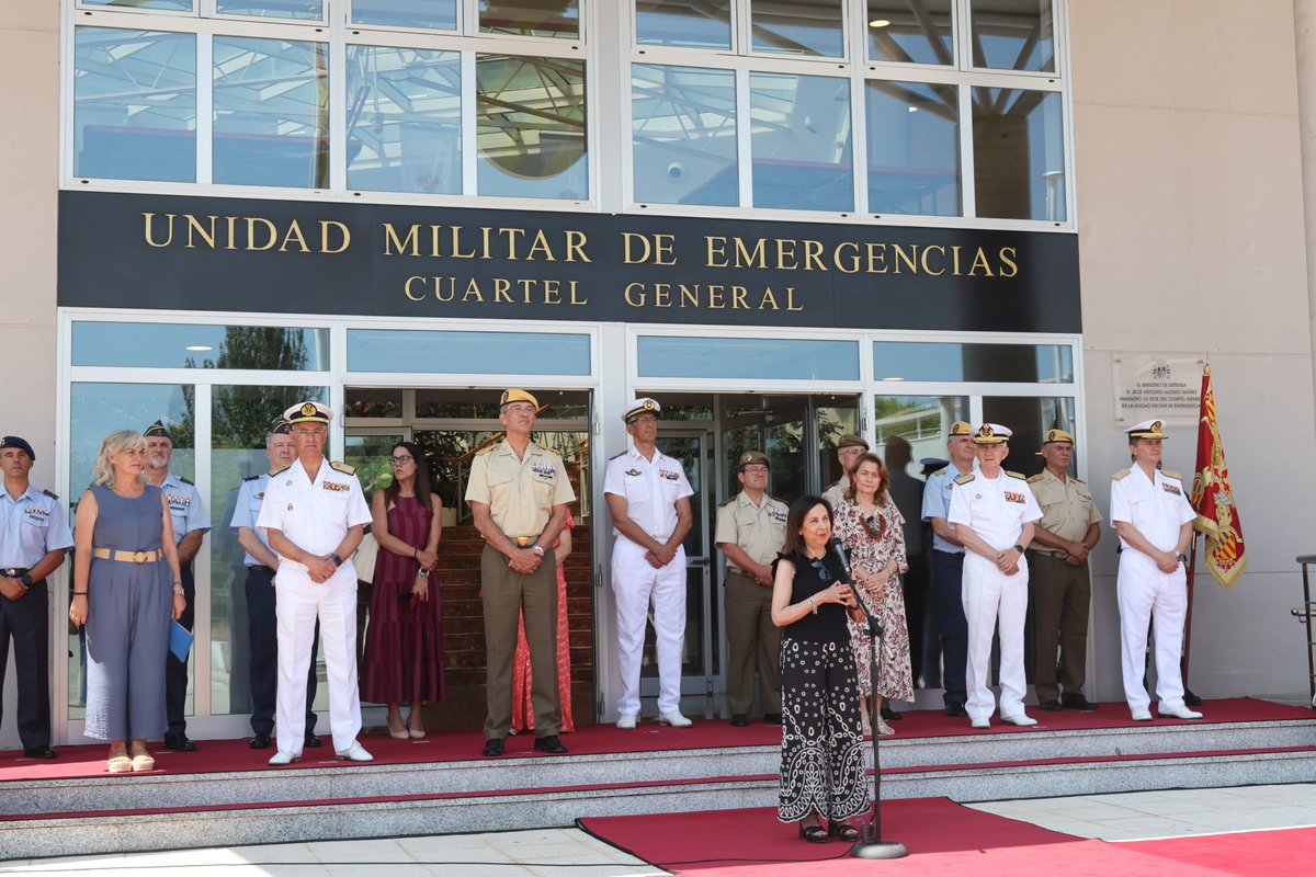 Defensagob's tweet photo. Más de 30.000 hombres y mujeres de las #FuerzasArmadas participaron en un despliegue sin precedentes por la #DANA.
🎖️Hoy, entrega de la medalla conmemorativa, que es un símbolo del cariño, el reconocimiento y la gratitud de todos los españoles y, en especial, de los valencianos. https://t.co/lYgFaM6xd9