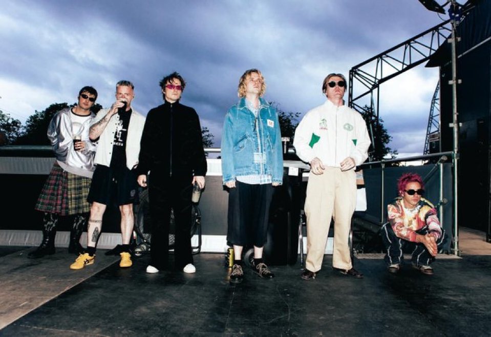 twinklefia_'s tweet photo. oh look it’s the best band in the world https://t.co/jd0Xove2Uy