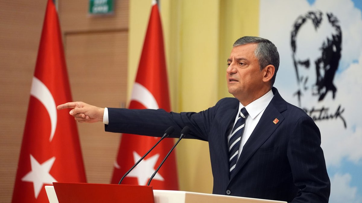 #SonDakika 
Özgür Özel: İstanbul Başsavcısı'nın konutunun yenilenmesi için ödenen para 40 milyon 504 bin TL. Bu sadece tadilat bedeli. Başka ödemeler de var, onlar hariç.  Bugünkü kurla 56 milyon TL yapıyor. Bu para 56 öğretmenin emekli ikramiyesine denk geliyor