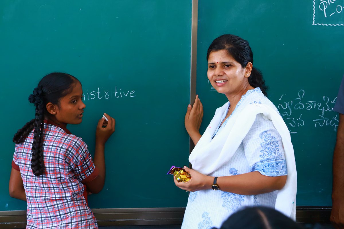 Collector, Nalgonda (@collector_nlg) on Twitter photo 💥నల్గొండ జిల్లా నాంపల్లిలోని #KGBV ని సందర్శించిన జిల్లా కలెక్టర్ #ఇలత్రిపాఠి అక్కడ విద్యార్థులకు అందుతున్న #విద్య, #ఆహారం, ఇతర సౌకర్యాలను పరిశీలించారు. తరగతి గదులను పరిశీలించి విద్యార్థులతో నేరుగా మాట్లాడి వారి సమస్యలను తెలుసుకున్నారు.
<a href="/TelanganaCMO/">Telangana CMO</a> I <a href="/IPRTelangana/">IPRDepartment</a> I 💥నల్గొండ జిల్లా నాంపల్లిలోని #KGBV ని సందర్శించిన జిల్లా కలెక్టర్ #ఇలత్రిపాఠి అక్కడ విద్యార్థులకు అందుతున్న #విద్య, #ఆహారం, ఇతర సౌకర్యాలను పరిశీలించారు. తరగతి గదులను పరిశీలించి విద్యార్థులతో నేరుగా మాట్లాడి వారి సమస్యలను తెలుసుకున్నారు.
<a href="/TelanganaCMO/">Telangana CMO</a> I <a href="/IPRTelangana/">IPRDepartment</a> I