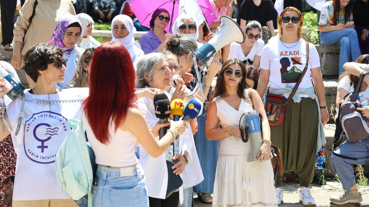 inisiyatif2025's tweet photo. Meclis Göreve ! 
Barışta ısrarcıyız!
Kürt halkının da, kadınların da, köylülerin de, emekçilerin, LGBTİ+ların, Alevilerin de, tüm ezilen kesimlerin eşit olduğu hukukun bir avuç imtiyaz sahibi için değil hepimiz için işlediği, sahici, kalıcı ve toplumsal bir barış istiyoruz. https://t.co/xE24cZldYQ