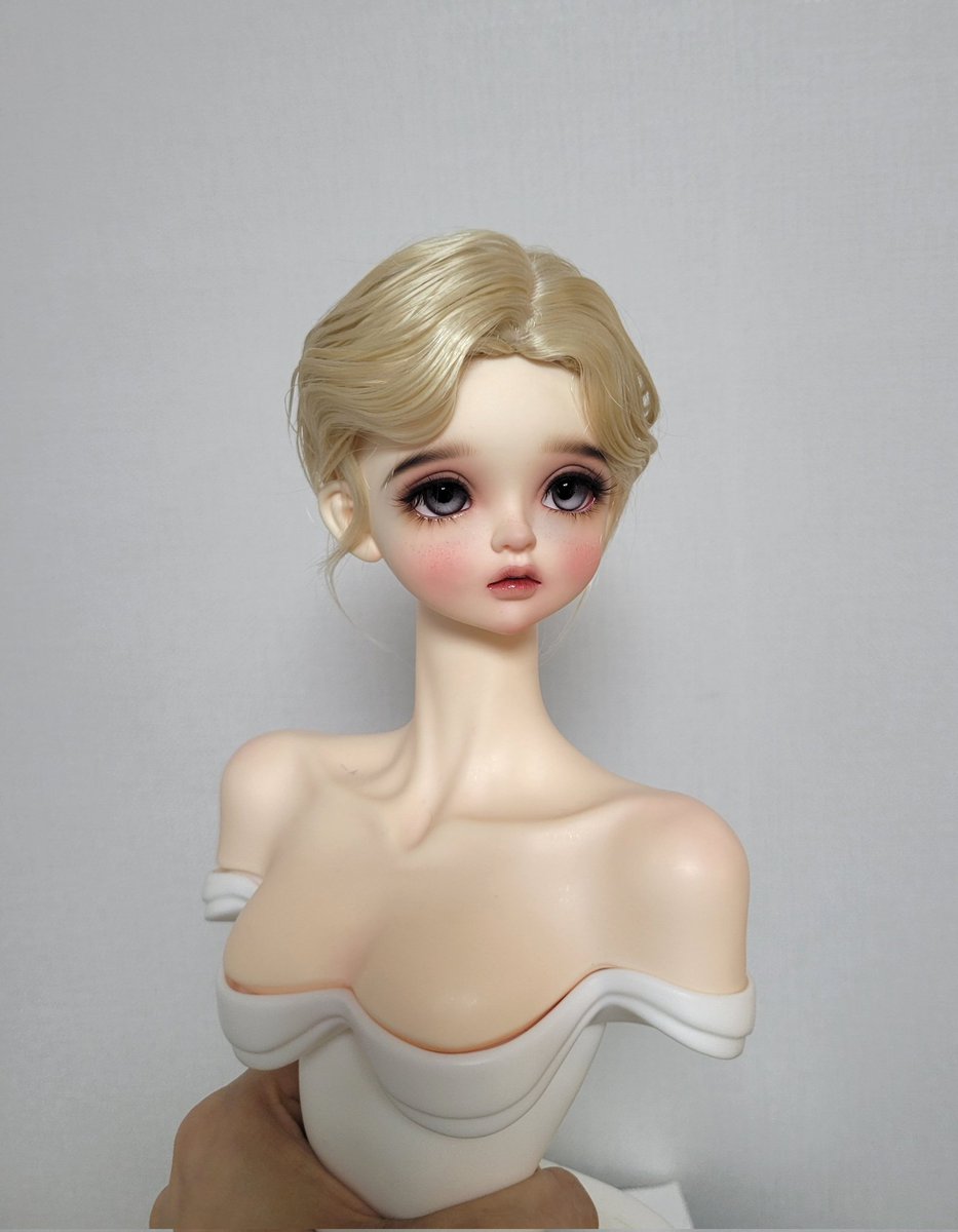 가발 셋팅 디자인 연구하다가 예쁜거같아서!
근데 뒤가 완젼 숏컷이에요;; 뒤에는 머리장식같은거 하면 예쁘지않을까 싶기도 하고 그러네요~
그나저나 오랜만에 꺼내본 아가씨는 폰으로 막 찍어도 예쁘네요 ❤️