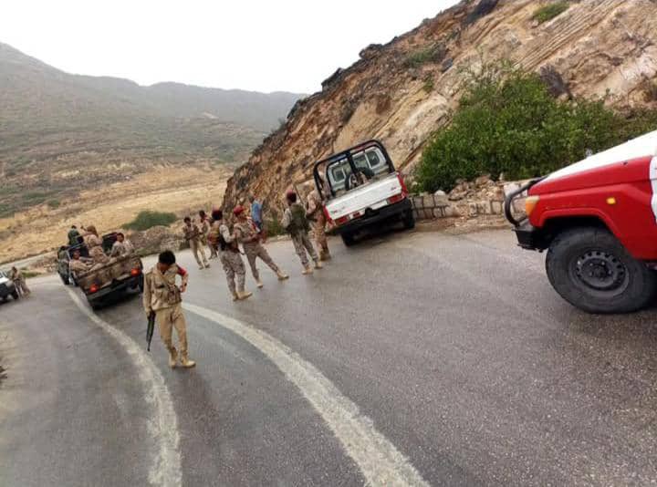 إغلاق منفذ صرفيت الحدودي مع #سلطنة_عمان عقب اشتباكات مسلّحة اندلعت بين عناصر تابعة لمليشيا الحوثي وقوات أمنية، أثناء محاولة تهريب قيادي حوثي إلى السلطنة التي تقدّم دعمًا لوجستيًا وماليًا وإعلاميًا للجماعة، وتُؤوي عددًا من قياداتها على أراضيها.