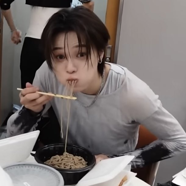 undermy_'s tweet photo. 왜 이런 송아짤을 자체갱신 하시는 거임 너무 똑같애 https://t.co/u7Tfh45xRY