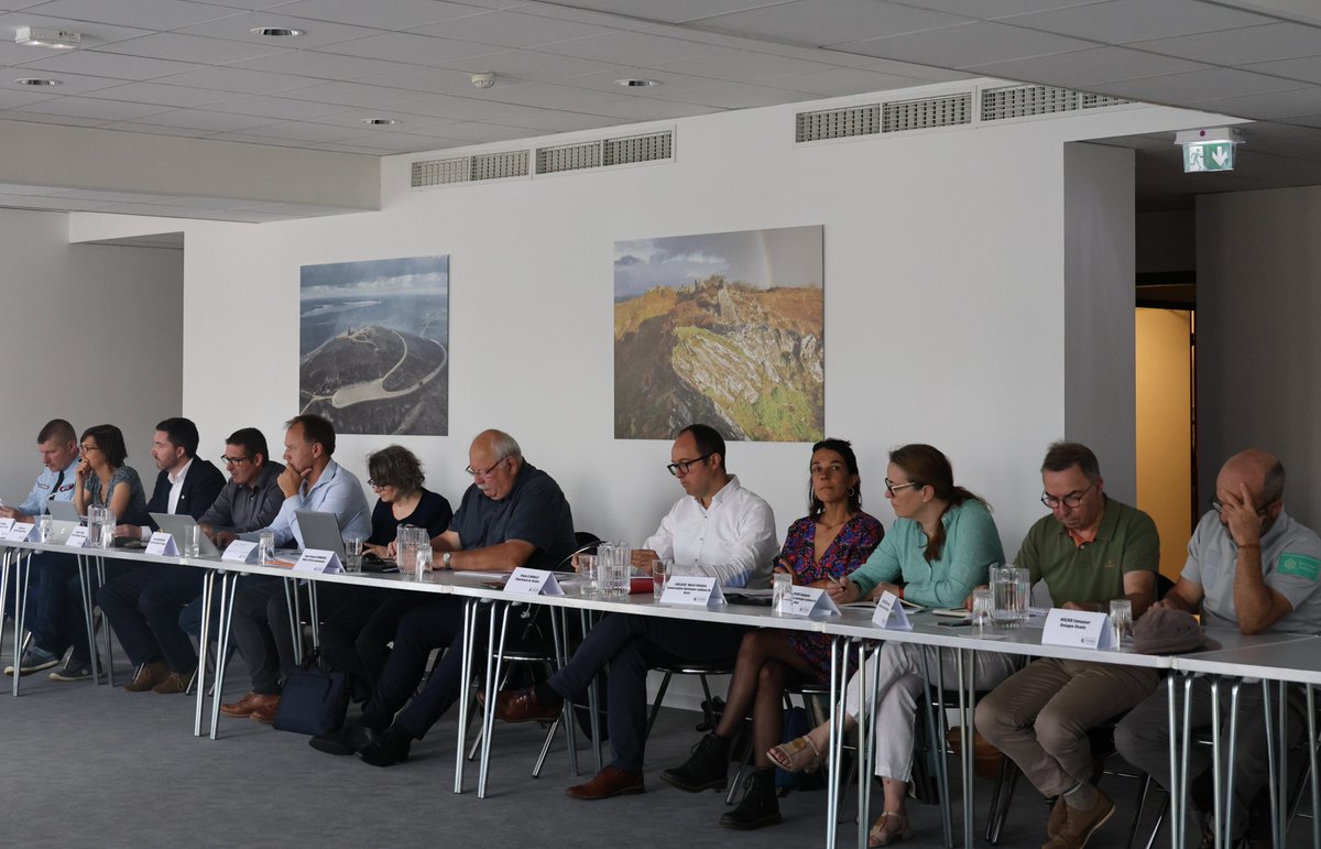 📍  Ce 7 juillet 2025, Louis le Franc, préfet du Finistère et Maël de Calan, président du Conseil départemental du Finistère, ont tenu le 6ème comité de pilotage pour la restauration des Monts d'Arrée.

🎯Objectif : Dresser le bilan des actions menées depuis 3 ans pour restaurer