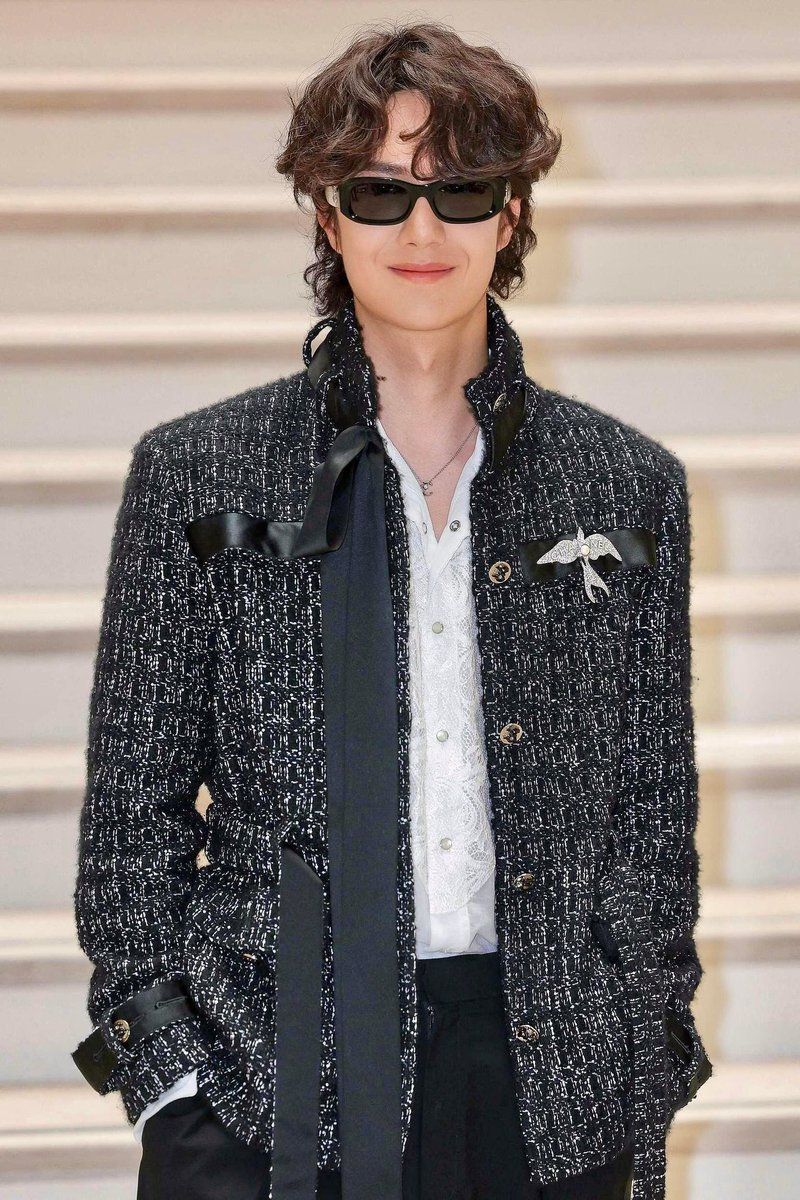 ElleMenThailand's tweet image. ส่องลุคหล่อของ #WangYibo ร่วมชมโชว์ CHANEL Haute Couture คอลเล็กชั่น Fall-Winter 2025 ด้วยลุคหมายเลข 33 จากรันเวย์ จับคู่กับจิวเวลรี่ COCO CRUSH เติมความเฉียบด้วยแหวนและสร้อยที่ทั้งเท่และสง่างามในเวลาเดียวกัน

Photo: Getty Images

#CHANELHauteCouture
#WangYiboxCHANEL
#CHANEL
