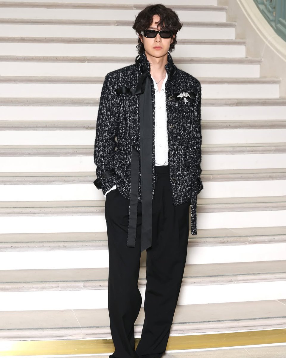 ElleMenThailand's tweet image. ส่องลุคหล่อของ #WangYibo ร่วมชมโชว์ CHANEL Haute Couture คอลเล็กชั่น Fall-Winter 2025 ด้วยลุคหมายเลข 33 จากรันเวย์ จับคู่กับจิวเวลรี่ COCO CRUSH เติมความเฉียบด้วยแหวนและสร้อยที่ทั้งเท่และสง่างามในเวลาเดียวกัน

Photo: Getty Images

#CHANELHauteCouture
#WangYiboxCHANEL
#CHANEL