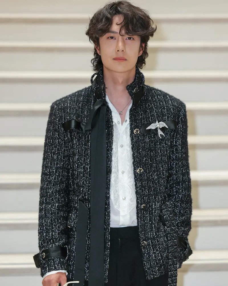 ElleMenThailand's tweet image. ส่องลุคหล่อของ #WangYibo ร่วมชมโชว์ CHANEL Haute Couture คอลเล็กชั่น Fall-Winter 2025 ด้วยลุคหมายเลข 33 จากรันเวย์ จับคู่กับจิวเวลรี่ COCO CRUSH เติมความเฉียบด้วยแหวนและสร้อยที่ทั้งเท่และสง่างามในเวลาเดียวกัน

Photo: Getty Images

#CHANELHauteCouture
#WangYiboxCHANEL
#CHANEL