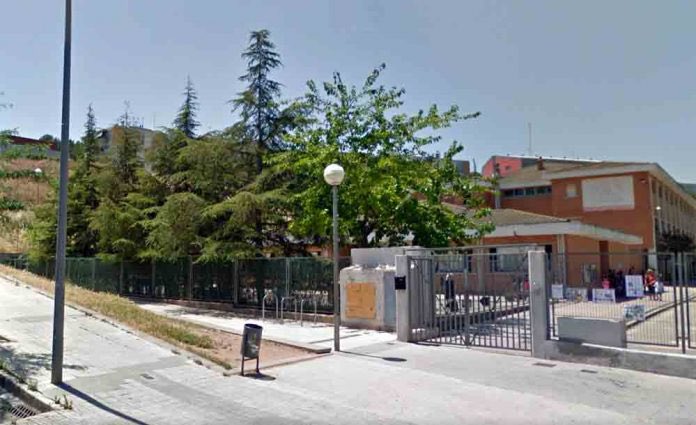 📢📢 Obrim els patis de 3️⃣ escoles de #Gavà els caps de setmana de juliol! ⚽👧🏼

📍 On?
Escola Marcel·li Moragas
Escola Eramprunyà
Institut Escola Gavà Mar

📆 Quan? 
Els caps de setmana del 12 al 27 de juliol. 

Més info a: tinyurl.com/PatisObertsGava