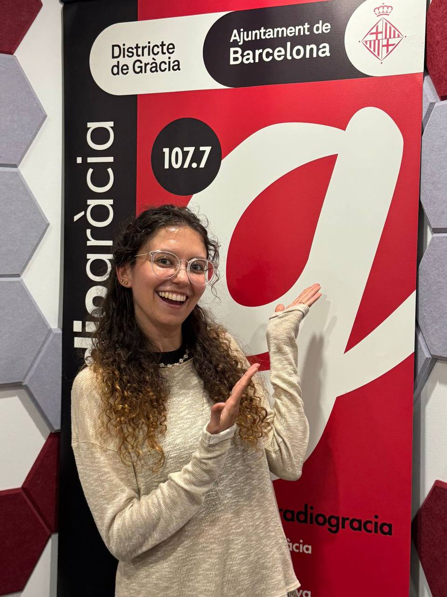 Moltes gràcies per convidar-me ☀️❤️

No us perdeu el programa! Interessantíssima tertúlia sobre com veiem la situació del català des de diferents perspectives👏

Us deixo una foto de jo a la ràdio!! Primer cop que en trepitjo una físicament, QUINA EXPERIÈNCIA i quin equipàs!!