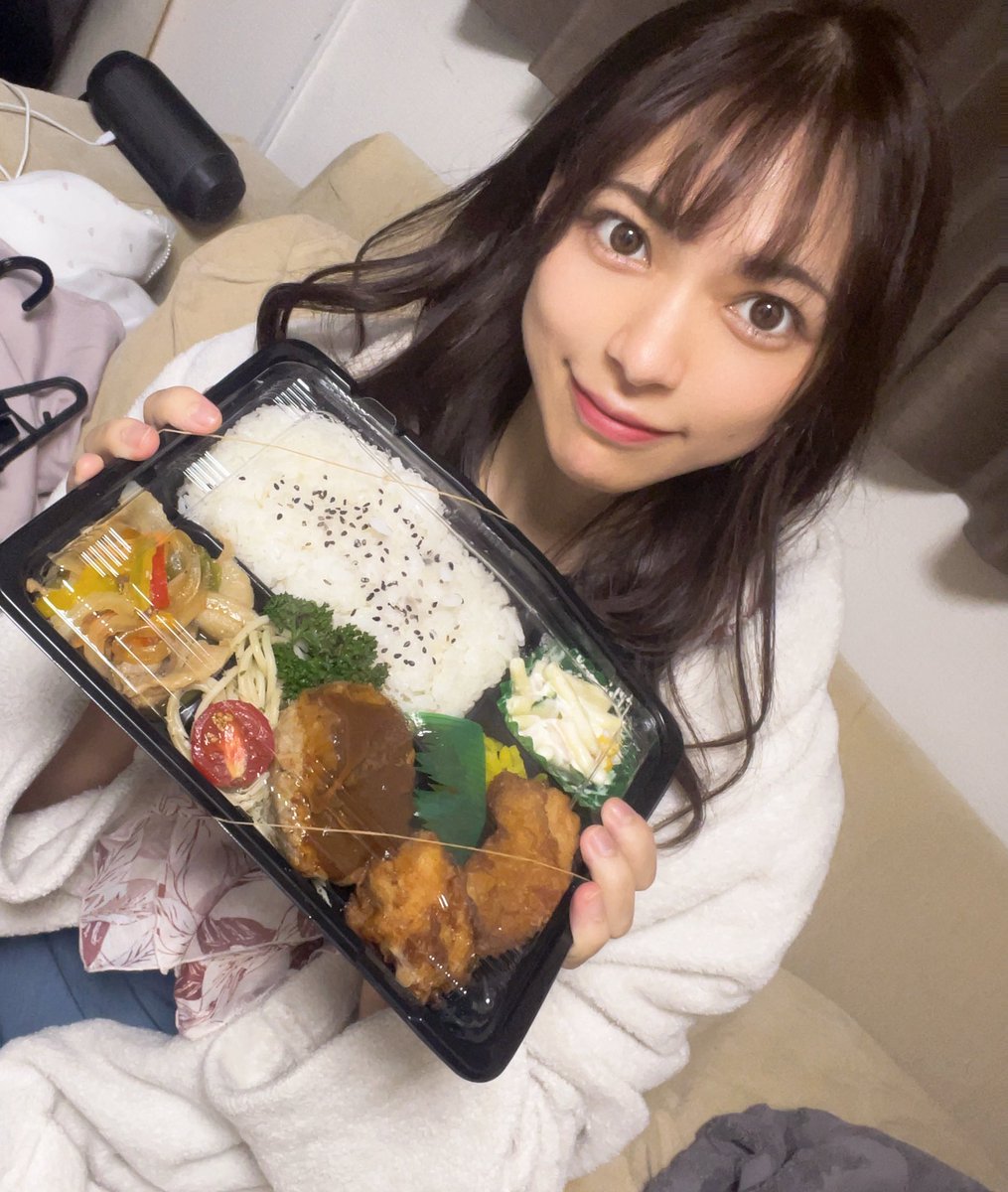 現場のお弁当に
カレーがあって
めっちゃまよったけど
ハンバーグ唐揚げ弁当にした🍱🍱

みんなはお弁当の具
何が好き？