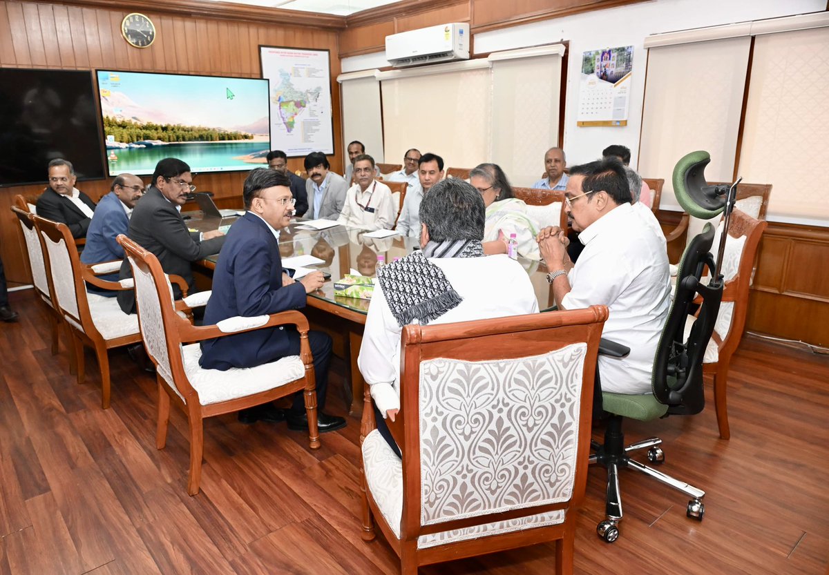 DKShivakumar's tweet photo. Met Hon’ble Union Jal Shakti Minister, Shri @CRPaatil, in New Delhi today to request the timely release of Central Assistance for the #UpperBhadra Project.
This critical irrigation and drinking water project is essential for addressing the needs of drought-prone districts of Central Karnataka region. The state has fulfilled all procedural and documentation requirements and progress of the project is hampered due to non-release of central assistance.
We urged the Union Government to expedite the support, keeping in mind the welfare of lakhs of farmers and families who depend on this lifeline.