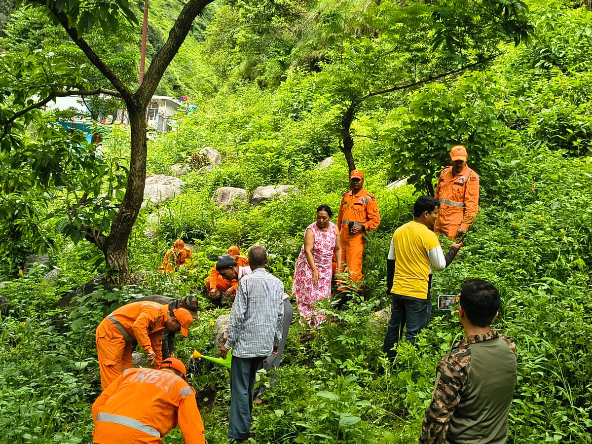 15bnNdrf's tweet image. "🌱 GO GREEN, GIVE BACK TO NATURE 🌱 Team 15P &amp;amp; Forest Dept. join hands for a greener tomorrow! 🌿 145 saplings planted in Galati forest area, Dharchula. Let's nurture our planet! 🌟 #PlantationDrive #GreenRevolution 
@NDRFHQ 
@ndmaindia 
@ukcmo 
@ANI 
@PIB_India