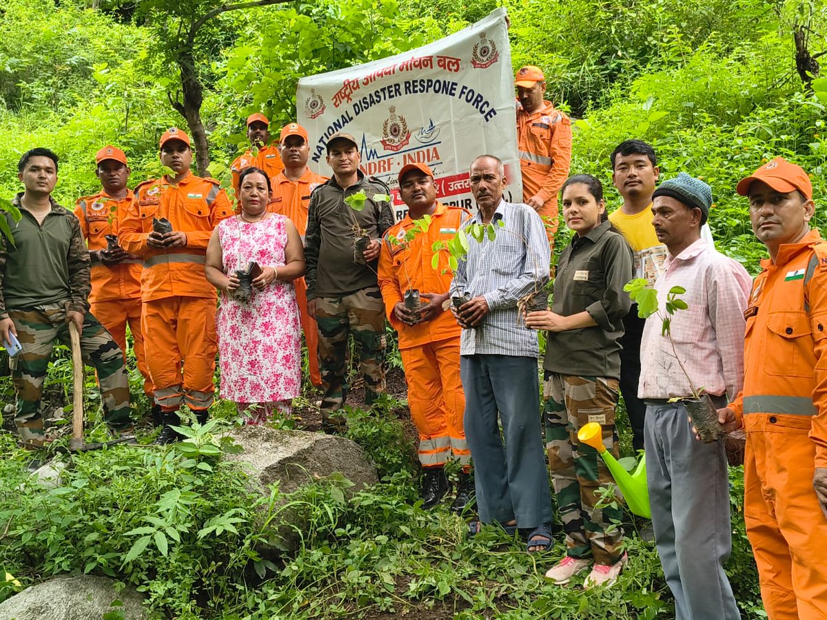 15bnNdrf's tweet image. "🌱 GO GREEN, GIVE BACK TO NATURE 🌱 Team 15P &amp;amp; Forest Dept. join hands for a greener tomorrow! 🌿 145 saplings planted in Galati forest area, Dharchula. Let's nurture our planet! 🌟 #PlantationDrive #GreenRevolution 
@NDRFHQ 
@ndmaindia 
@ukcmo 
@ANI 
@PIB_India
