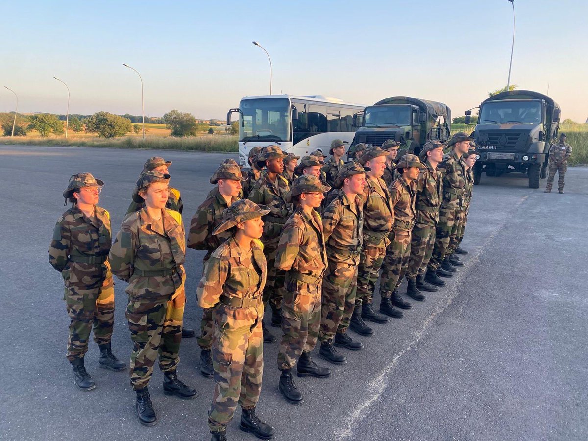 #PréparationMilitaireTerre – Une trentaine de jeunes sont venus au 8️⃣ découvrir les rudiments de la vie militaire au cours de dix jours denses. 🪖
Ces quelques jours se sont clôturés en salle d'honneur par la remise de l'insigne officiel !👏
#armeedeterre 
<a href="/CommandementALT/">Commandement appui et logistique de théâtre</a>