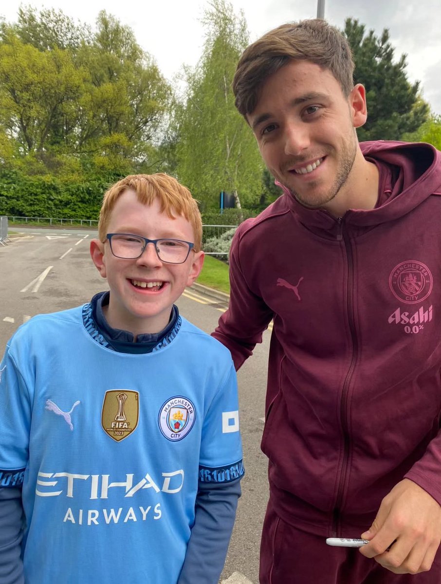 TeamNicoG's tweet image. 📸 Nico with a young City fan. 🩵