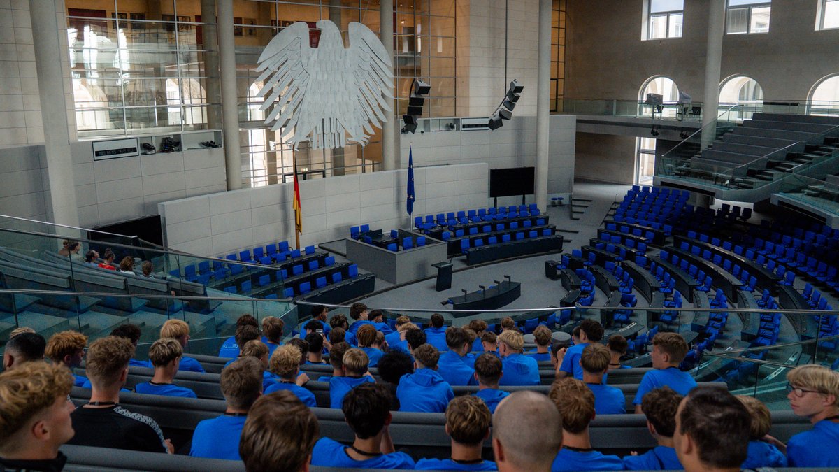 Jungstörche im Bundestag 🏛️

Im Rahmen einer Reise nach Berlin besuchten Holsteins U15, U16 und U17 den Deutschen Bundestag. Dabei ging es sowohl in den Plenarsaal als auch in die Glaskuppel auf dem Gebäudedach.

Zum Reisebericht ⏩ tinyurl.com/NLZBerlin
_
#KielAhoi