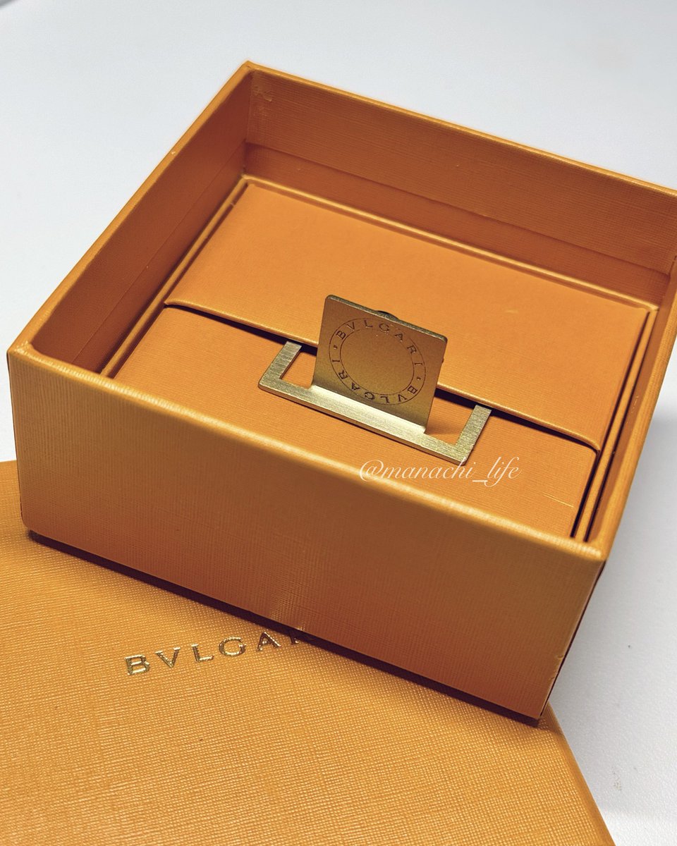 もう時効かな。ブルガリで以前いただいたこちらの使い道が何年経ってもわからない…。ロゴの裏にはマグネットがついてるんですが…