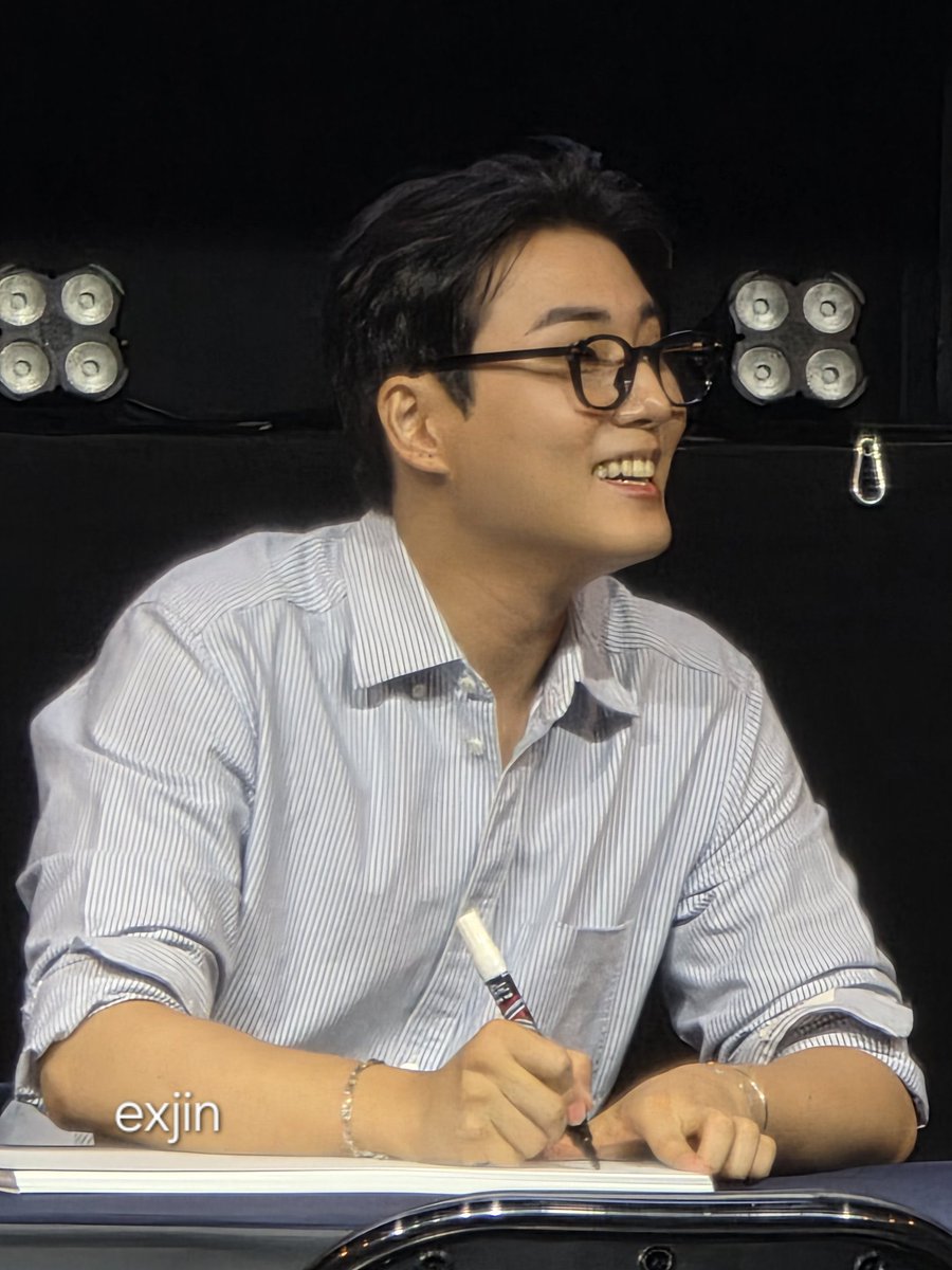 Kok bisa ya ada orang yang cakep banget pake kacamata