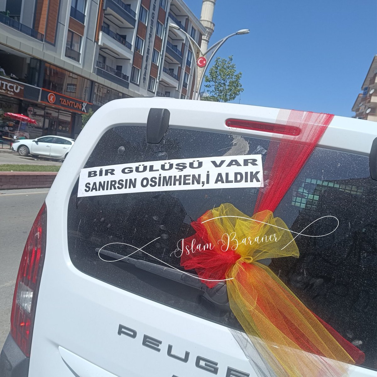 baranische's tweet photo. BİZİMLE KAL OSİMHEN. 💛❤️ 
Stay With Us Osimhen @victorosimhen9 🤗 https://t.co/H2b3hAmSCO