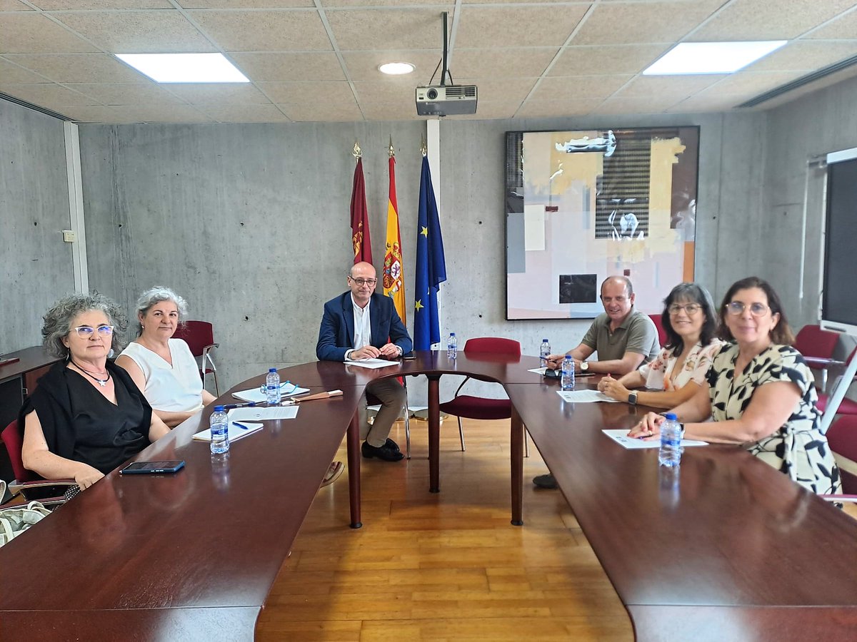 Reunión de trabajo del consejero <a href="/VictorMarinNav/">Víctor Marín Navarro</a> con  la Asociación de Directivos de Centros Públicos de Primaria de la #RegióndeMurcia <a href="/RmAdeip/">ADEIP-RM</a> para hacer balance de fin de curso y preparar el inicio del próximo curso. 

#educación