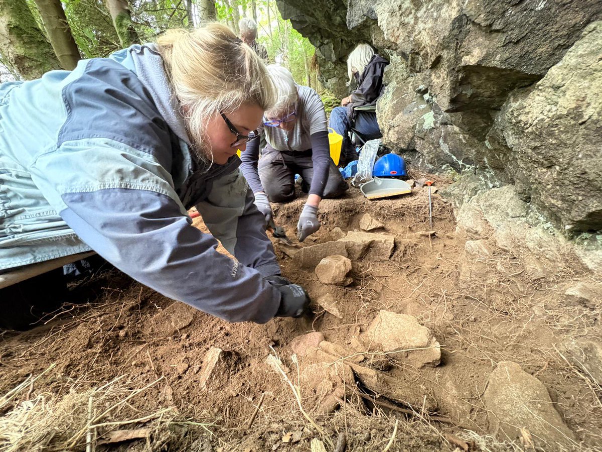 PrehistoricEdge's tweet image. This week #PALaEoScot has been testing this wee rock shelter, hopeful for signs of Scotland’s earliest archaeology. So far just some cracking lithology (literally) and a very friendly dog - but watch this space! 🦴 🦌 🦣 🪨 with @mesodeeside @UKRI_News