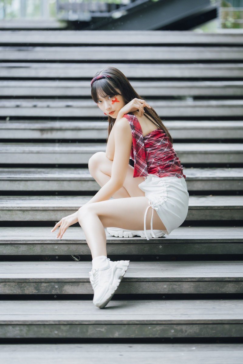 26日1着目

フォトパ展で超人気だった衣装です！
赤チェックのトップスとサイドにリボンのある白のショートパンツの組み合わせが最高にかわいいです🎀

📸<a href="/gaku_1010/">‎GAKU👨🏻‍🦱📸</a> 
<a href="/photopartnerjp/">photo partner ポートレートサービス</a>