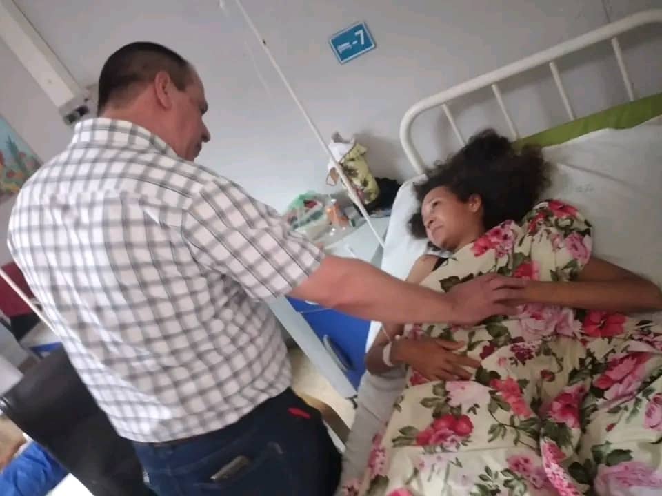 En visita a #CiegoEn26 el Ministro de Salud Pública <a href="/japortalmiranda/">José Angel Portal Miranda</a> intercambió con familiares y pacientes que se encuentran en <a href="/hospital_ali/">Hospital Provincial Ciego de Ávila</a> víctimas del accidente de tránsito masivo ocurrido recientemente en Majagua <a href="/yuslayvis/">AlejandraYBG</a> <a href="/YaquedeCuba/">Yaquelin</a>