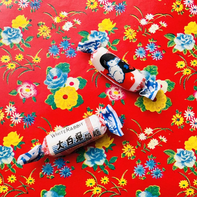 今日のオヤツ。 定期的にいただく中国のお菓子。 冠生圓さんの大白兎奶糖、青島老字号さんの佛桃高梁飴。レトロパケ可愛い〜!