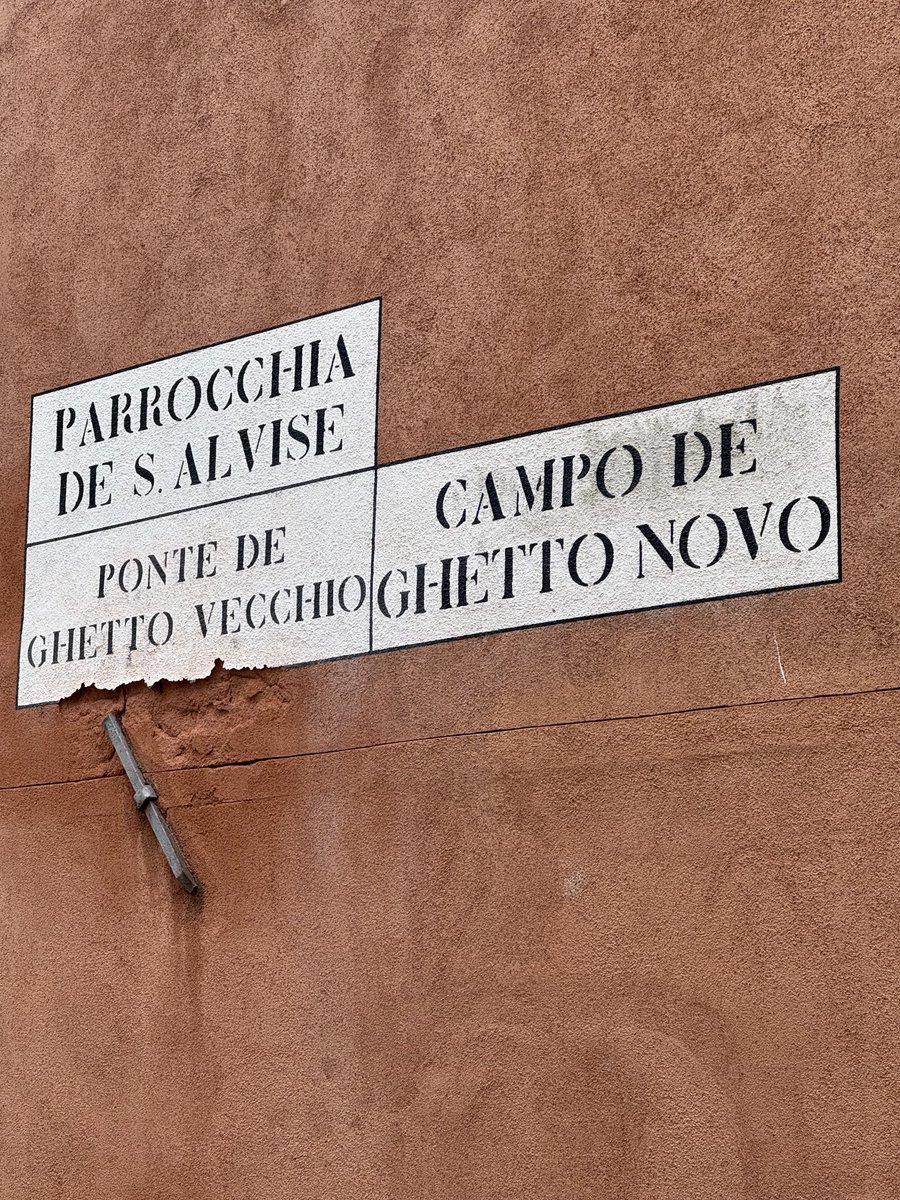 elaine_pasquini's tweet image. Venerable Ghetto Novo, home to Venetian Jews since the 1500s. First appeared in Daniel Silva’s The Confessor in 2003 and continuing in several of the Gabriel Allon series. Today, heavily guarded by Italian military. @danielsilvabook @jamiegangel
