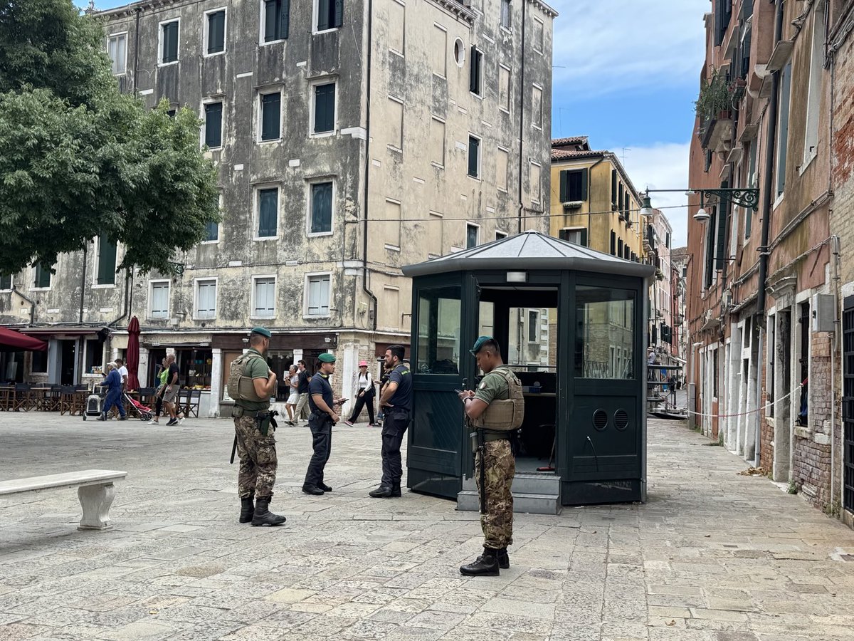 elaine_pasquini's tweet image. Venerable Ghetto Novo, home to Venetian Jews since the 1500s. First appeared in Daniel Silva’s The Confessor in 2003 and continuing in several of the Gabriel Allon series. Today, heavily guarded by Italian military. @danielsilvabook @jamiegangel