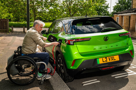 More than a third of UK local authorities still do not provide EV charging adapted to suit disabled drivers says Vauxhall
renewableenergymagazine.com/electric_hybri…