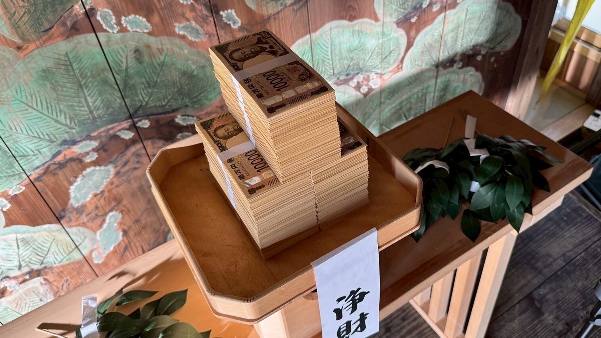 Nyardaughter's tweet image. 【#ナイアル娘 撮影レポート‼️】
本日は社殿の中で発見された怪しいモノ💵をお届け!
いったいこれは何事なのか……そのヒントは次回のレポートにて明かされる⁉️