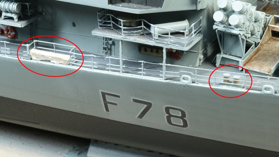 Tobiiro2's tweet image. 船体の仕上げ 1
① 二つの錨と錆汚れ
爪の先が当たる所は特に傷んでいます
② ハンドル
こういう塗り分けの時代もあったようなので アクセントとして
③ ボラードと何か
手持ちの数十枚の写真全てでカバーされている何か😆
模型制作的には色と形が判ればヨシ