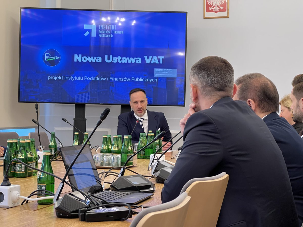Zespół #NowaUstawaVAT wziął dziś udział w posiedzeniu Parlamentarnego Zespołu <a href="/PodatkiProste/">Proste Podatki</a>. 

Prezes <a href="/z_makowski/">Zbigniew Makowski</a> przedstawił główne założenia projektu Nowej Ustawy VAT oraz omówił przepisy przygotowane od podstaw w ciągu ostatnich dwóch miesięcy.

Serdecznie dziękujemy