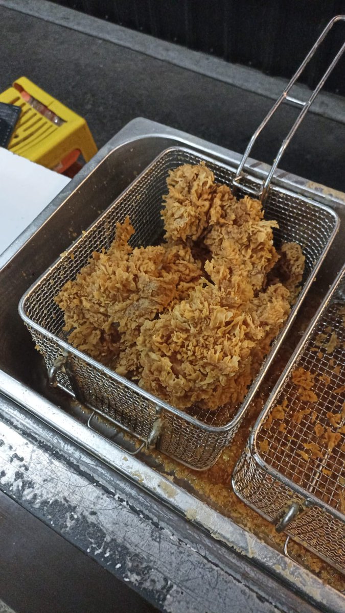 3TSALIS's tweet image. Oti &amp; Pity better watch out because SAHALA is here 🤣 Dada tender, crispy dan wangi hanya 9ribu! 🤣