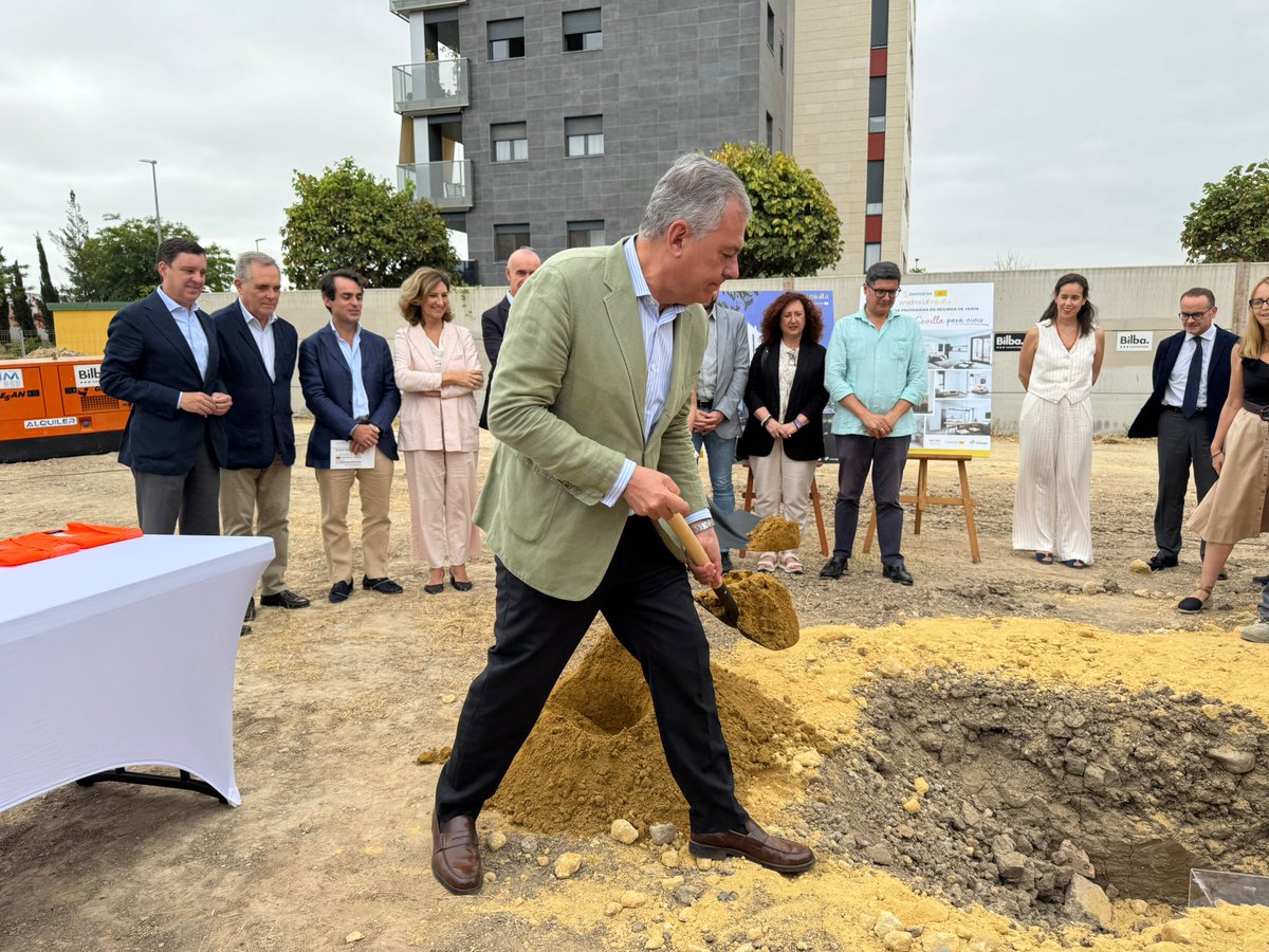 Emvisesa (@emvisesa) on Twitter photo El <a href="/Ayto_Sevilla/">Ayuntamiento de Sevilla</a> , a través de <a href="/emvisesa/">Emvisesa</a>, pone la primera piedra del Residencial Miralta, una nueva promoción de 32 viviendas protegidas en venta en Su Eminencia.
El alcalde <a href="/jlsanzalcalde/">José Luis Sanz</a> ha presidido el acto junto a @RocioDiazJunta y @juandelarosa_, destacando que ya son 14 El <a href="/Ayto_Sevilla/">Ayuntamiento de Sevilla</a> , a través de <a href="/emvisesa/">Emvisesa</a>, pone la primera piedra del Residencial Miralta, una nueva promoción de 32 viviendas protegidas en venta en Su Eminencia.
El alcalde <a href="/jlsanzalcalde/">José Luis Sanz</a> ha presidido el acto junto a @RocioDiazJunta y @juandelarosa_, destacando que ya son 14