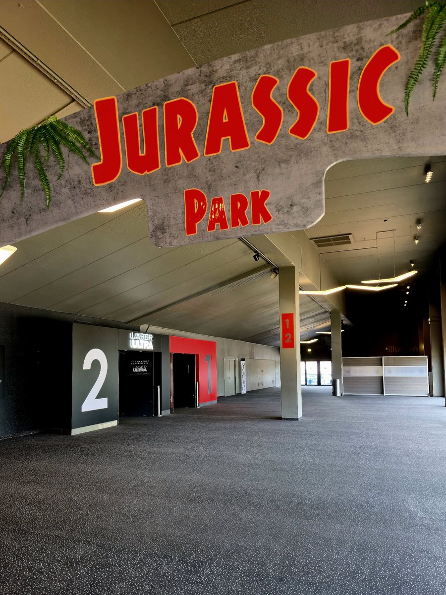 LaSuitedeTrop's tweet image. Après tout le mal que tu m'as fait... je n'arrive toujours pas a te résister !
#JurassicWorldRebirth
(PS : c'était pas necessaire de spoiler le nouveau dino juste avant la séance avec une pub pour des jouets 😅)