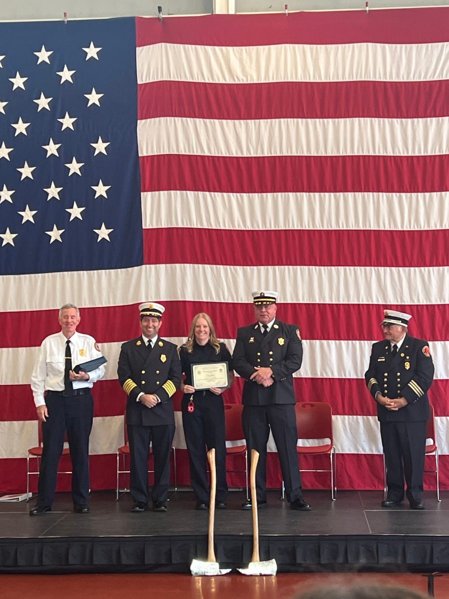 Easton Firefighter Graduates Massachusetts Firefighting Academy: Easton Firefighter/Paramedic Olivia DelPrete, center, graduated from the Massachusetts Firefighting Academy on Friday, Oct. 11. She was joined by Easton Fire Chief Justin Alexander, second… eastonfire.com/2024/10/11/eas…
