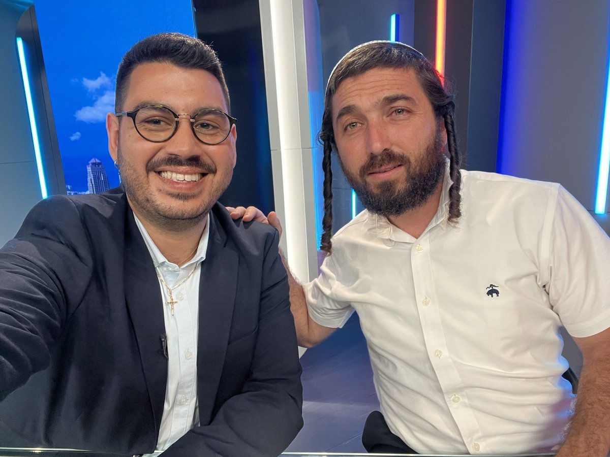 מצד אחד צבי סוכות, מצד שני גדעון לוי ואני באמצע.
היה פה פאנל מעניין על שנאת חינם בערוץ <a href="/mashavtv/">משב - מבית ארגון צהר</a>.
<a href="/tzvisuccot/">צבי סוכות</a>