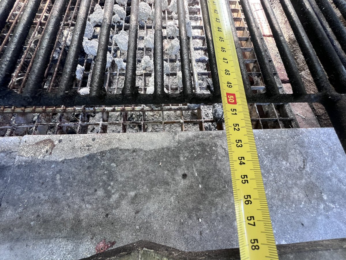 Zoek iemand die een plancha plaatje voor onze bbq kan maken ca 25 cm breed en 50 cm lang. Zou handig zijn als aan de 25 cm zijde een haaks randje zit. Plaatstaal (koolstofstaal) 8–10 mm of RVS 5–8 mm.