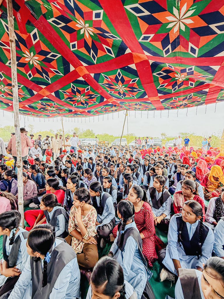 Meghraj Singh Royal (@the_mrsofficial) on Twitter photo “पेड़ लगाना सिर्फ पर्यावरण को नहीं, आने वाली पीढ़ियों को संवारने जैसा है ।”
आज जैसलमेर के चांधन गांव में यूनाइटेड ग्लोबल पीस फाउंडेशन , वन विभाग जैसलमेर ,टीम ओरण ,आई लव ओरण फाउंडेशन के संयुक्त तत्वावधान में आयोजित वृक्षारोपण कार्यक्रम ने यह सिद्ध कर दिया कि सामूहिक संकल्प से “पेड़ लगाना सिर्फ पर्यावरण को नहीं, आने वाली पीढ़ियों को संवारने जैसा है ।”
आज जैसलमेर के चांधन गांव में यूनाइटेड ग्लोबल पीस फाउंडेशन , वन विभाग जैसलमेर ,टीम ओरण ,आई लव ओरण फाउंडेशन के संयुक्त तत्वावधान में आयोजित वृक्षारोपण कार्यक्रम ने यह सिद्ध कर दिया कि सामूहिक संकल्प से