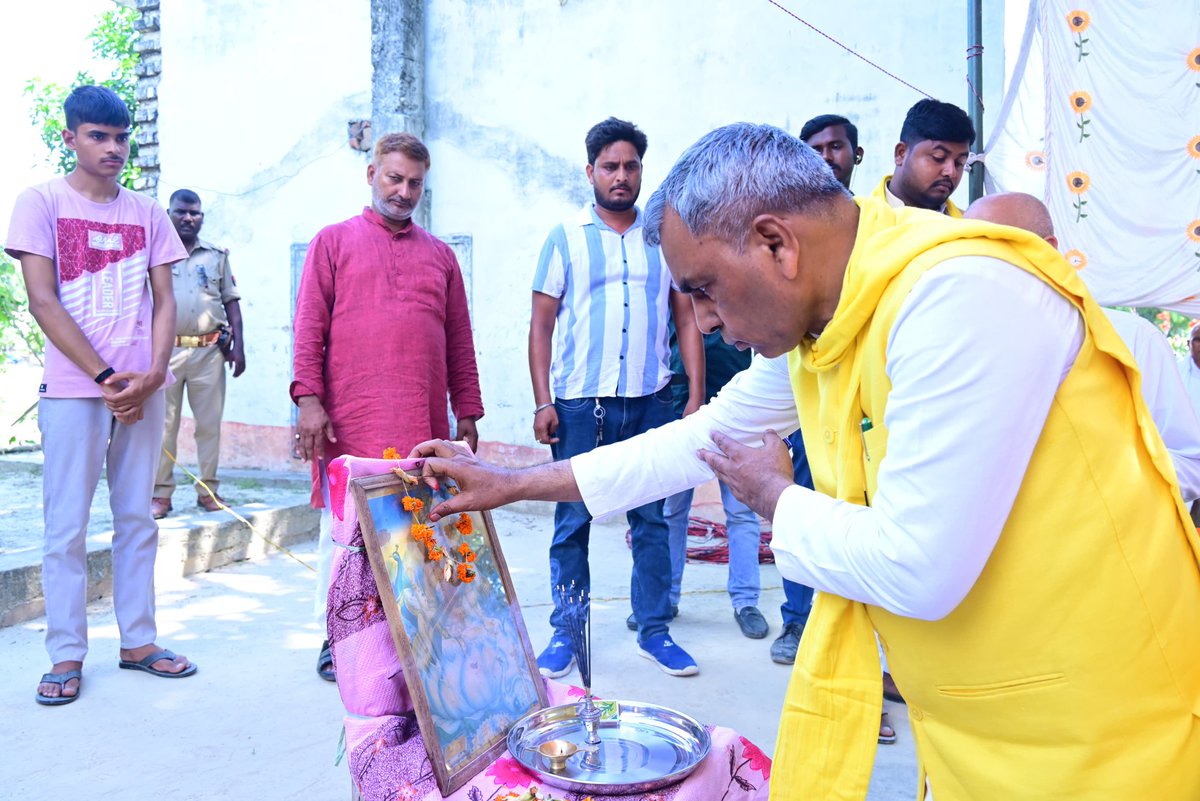 माननीय कैबिनेट मंत्री उत्तर प्रदेश सरकार श्री ओमप्रकाश राजभर जी
ने आज गहजी स्थित श्री अंबे माँ चन्द्रावती देवी जूनियर हाईस्कूल, कलवरिया में आयोजित जनचौपाल कार्यक्रम में प्रतिभाग किया।

इस अवसर पर मा० मंत्री जी ने जनसमस्याओं को सुना और उनके त्वरित समाधान हेतु विभागीय अधिकारियों को