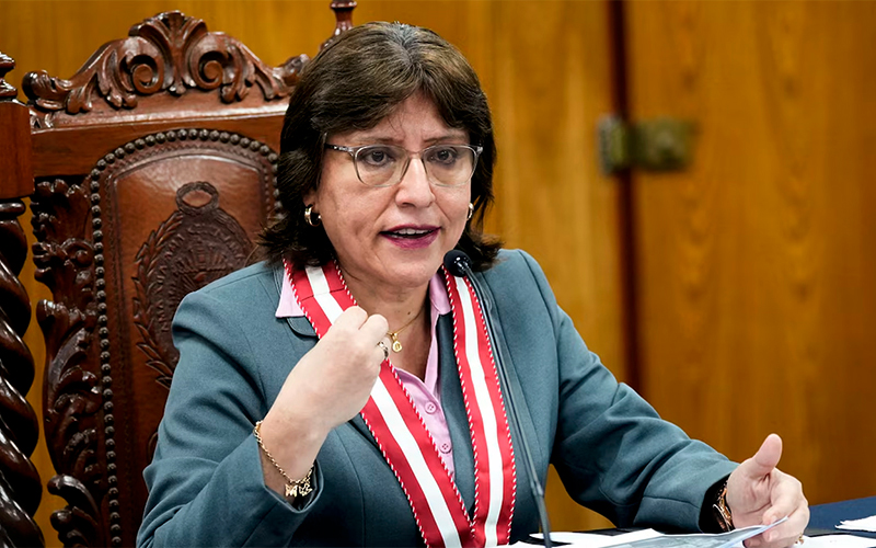 Según mis fuentes, Delia Espinoza gana S/ 43,000 soles y lo mismo tiene carro, chofer y seguridad. ¿Por qué los alharacosos de la prensa basura no van a preguntarle si "se merece ese sueldo" cuando todos los días sueltan delincuentes.