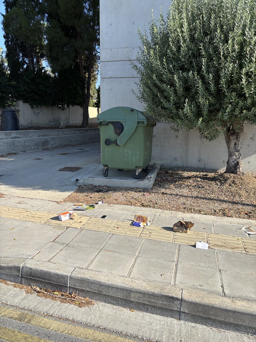 AndreasAshioti1's tweet photo. ⁦@Prountzos⁩ Την επόμενη της αποκομιδής σκουπιδιών, στην Αγλαντζιά! Ανάλογα, σε όλη την περιοχή. Σταματήστε να μετατρέπεται τις γειτονιές σε ένα ατέλειωτο σκουπιδότοπο! https://t.co/aSqXG7mNUq