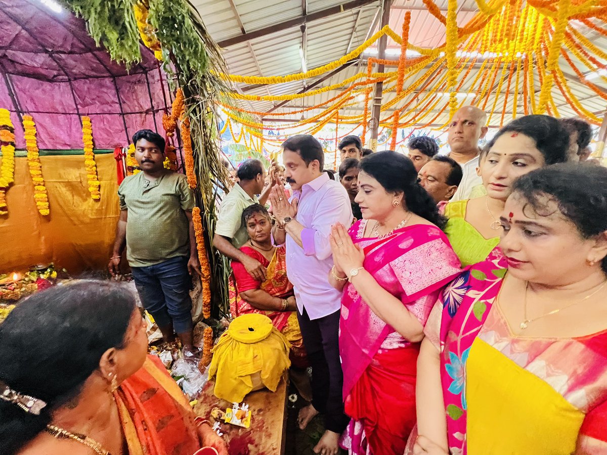 PedadaRamani's tweet photo. విశాఖ ఉత్తర నియోజకవర్గం మాధవధార 50వార్డు లో జరుగుతున్న శ్రీ శ్రీ శ్రీ కుంచమాంబ అమ్మవారు పండుగ మహోత్సవములో కుటుంబ సభ్యులతో పాల్గొని అమ్మవారిని దర్శించుకున్న రమణికుమారి గారు. https://t.co/HZTveKfdNB